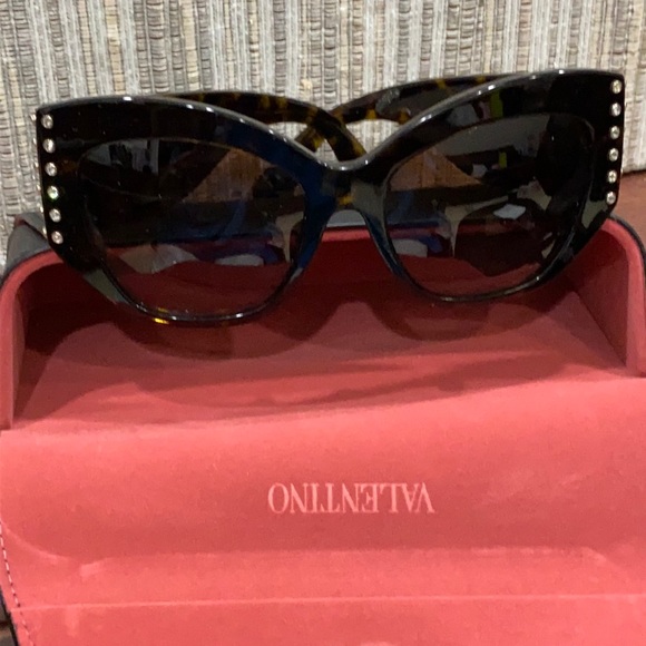 Beautiful Valentino Sumglasses main image 4
